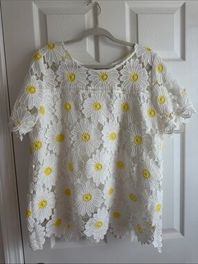 belk White Crochet Daisy Blouse with Yellow Centers